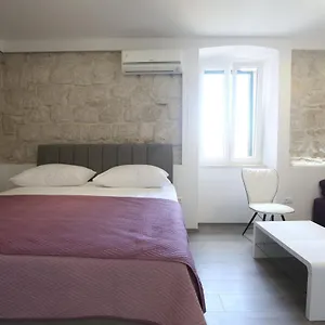 4* Pensión Kate